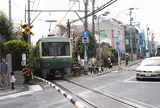 突如として江ノ電が出現する交差点