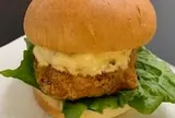 かつうら商店おすすめのマリンバーガー。勝浦で獲れた魚をバンズにはさんでみました。タルタルソースがとても合います。