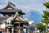 大通寺山門と伊吹山