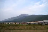古い工場と伊吹山
