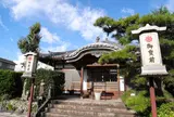 駅前を歩けば寺院にあたる