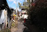 路地をぐいぐい入ります