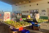 ローカル野菜や果物の屋台
