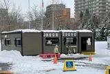 札幌市中島体育センターの前のプレハブ小屋(歩くスキーレンタル)