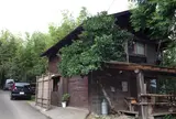 川辺のコテージ