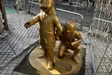少年両さん像(勘吉・豚平・珍吉像)