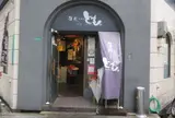 とも