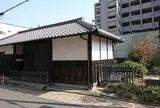 主税町長屋門(ちからまちながやもん)