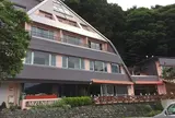 湖のホテル