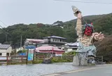 門前のなまはげ立像