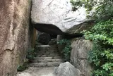 くぐり岩