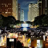 夏の夜は新宿に集まれ！高層ビル群をバッグに友達や家族と映画を一緒に楽しもう！