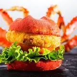 【いちごのタラバ蟹バーガー】 「いちご×タラバガニ」の異色コラボレーションが期間限定販売