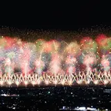 視界に収まりきらない大型花火の連発に歓喜する「長岡まつり大花火大会」開催