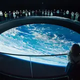 星や宇宙をテーマした“宙ガール”の展覧会『篠原ともえの星座☆宇宙展』が開催