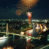 日本三大祭りの一つと言われる「天神祭 奉納花火」がダイナミックに今年も打ち上がる