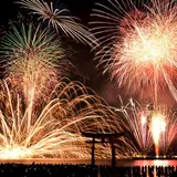 歴史的建造物と花火の素晴らしい競演が楽しめる「宮島水中花火大会」開催