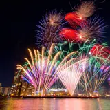 新潟市中心部の“まちなか”で花火を楽しめる「新潟まつり花火大会」開催