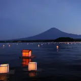 【参加無料】湖面に浮かぶ2000艘もの灯籠が織りなすお盆の伝統行事「富士河口湖灯籠流し」開催