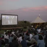 東京から電車で約90分の半島の先での映画祭「星降る町の映画祭 with CINEMA CARAVAN」が開催