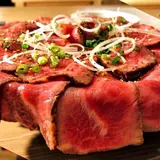 “こぼれローストビーフ丼”が400円で食べられる！ 真夏の肉尽くしのフェスを開催