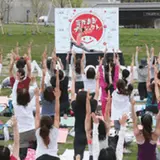 爽やかな秋空の下"ヨガ"で気分をリフレッシュ！ 参加費寄付制のチャリティヨガ・プロジェクト