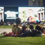 芝生の上で映画を楽しもう！「第33回 ねぶくろシネマ＠東京ミッドタウン」