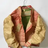 アーティスト日比野克彦氏が段ボールやアクリル絵の具で服を公開制作するイベント開催
