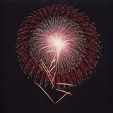 「厚真芸術花火」打ち上げ！復興イベントの最後を飾る“芸術尺玉”が夜空に大輪を咲かせる