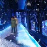 すみだ水族館にクラゲの拍動と都会の雪景色による幻想的なアート「雪とクラゲ」 が登場