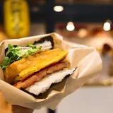 日米の文化を融合した「おにぎりバーガー黒門市場本店」1号店オープン！