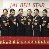 JALの客室乗務員有志によるベル隊が演奏会開催！心温まる軽やかなメロディーでクリスマス気分を盛り上げる