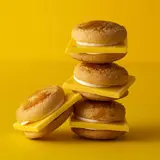 東京駅で大人気のチーズスイーツバーガーが羽田空港に初出店！塩味と甘味の究極のバランス