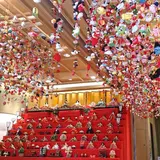 宗家 源 吉兆庵 銀座本店にて第5回 ひな人形鑑賞会開催中！約800本のつるし雛と豪華十段雛飾りが登場