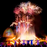 イルミネーション＆マッピングショーで光の世界を楽しめる！期間限定で冬の夜空を彩る花火とのコラボレーションも