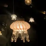 京都水族館でクラゲをモチーフにしたランプシェードの暖かい灯りに癒される