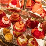 ティースタンドに盛り付けられたスイーツを堪能！いちごがテーマのアフタヌーンプレート「札幌プリンスホテル」に登場