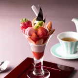 大粒でみずみずしい旬の苺！さまざまな食感で堪能できるパフェ「東京ステーションホテル」で販売