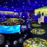 約500匹のクラゲが漂う水槽とたんぽぽによる空間演出「すみだ水族館」でスタート！