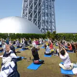青空のもとでヨガを楽しめる「Sola-YOGA」が東京スカイツリータウンで開催！
