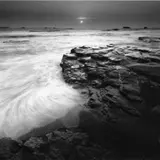 神秘的な海の夜明けを写した古谷津純一の写真展「seascapes」が東京で開催！