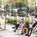 大通りにハンモックやファニチャーが出現「IKEBUKURO LIVING LOOP」