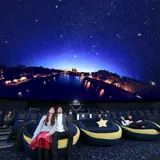 【リバイバル上映！】スカイツリーのプラネタリウムで『コブクロ 流れ星に願いを』 人気声優の小野大輔さんも