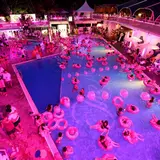 人気ガーデンプール「COSMOPOLITAN SUMMER Party」で非日常を味わおう