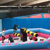トランポリンパークとびくる