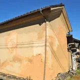 集落の中を突き進む