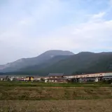 古い工場と伊吹山
