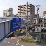 くるくる回る歩道橋で向こう側へ