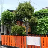 三郷橋の丸木舟と祠