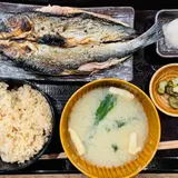 炭火焼干物定食 しんぱち食堂